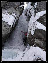 14-01-2008 11:58:59 - Avant-dernière longueur bien encaissée avec une partie de glace fine sur le bas...