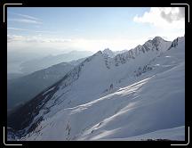 19-03-2008 17:41:34 - Cros de Coni et Tête d'Eslucis devant les Aiguilles de ChabrièresEn bas, le lac de Serre-Ponçon
