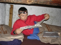 DSC02748 Dans la cabane, aprs le repas, Jean-Phi consulte la carte...