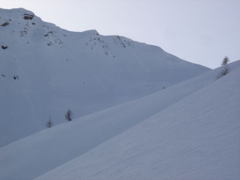 DSC03492 Avant de remonter au soleil, une photo des traces qui partent du sommet,  droite pour arriver au niveau des deux petits mlzes.