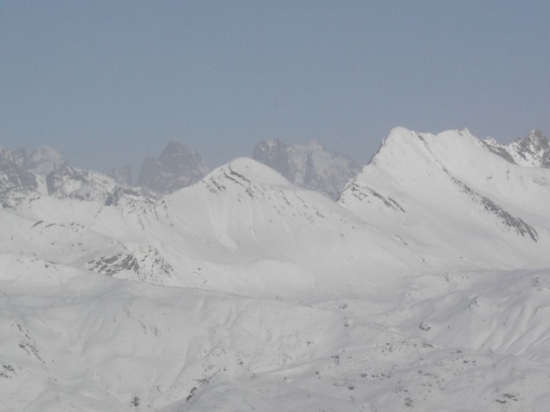 DSC03498 Dans la brume, l'Ailefroide Orientale, le Pic du coup de Sabre, le coup de Sabre, le Pic Sans Nom et le Pelvoux.<br>Au premier plan, sur la droite, les Pointes des Rougnoux.