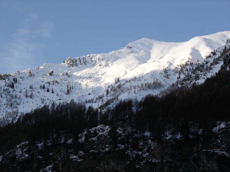 DSC03516 Cela fait quelques annes que ce sommet sans nom me fait des signes!<br>Une tentative, en avril 2004 en redescendant de Cte Ronde, rate car le soleil tait dj bien haut et la neige bien ramollie (normal en avril!) Mais ce n'est que partie remise...