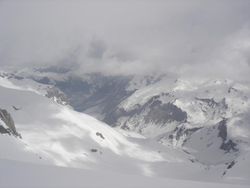 DSC02332 Arriv au col de la Montagne Haute, sous le Mourrefroid, je dcouvre la longue valle de Prapic.