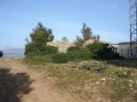 DSC03755 L'ancien emplacement du Tlgraphe (ruine) et le nouveau (base mtallique de l'antenne).