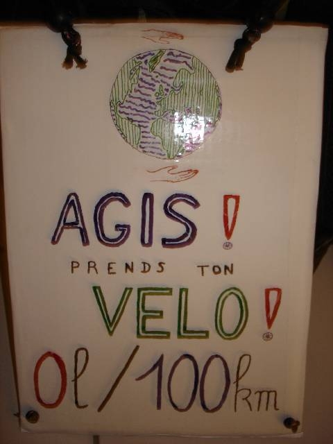 Pancarte Je l'accroche parfois  mon sac  dos, malheureusement sans gros effet: toujours autant de voitures qui ne font, bien souvent que quelques kilomtres...